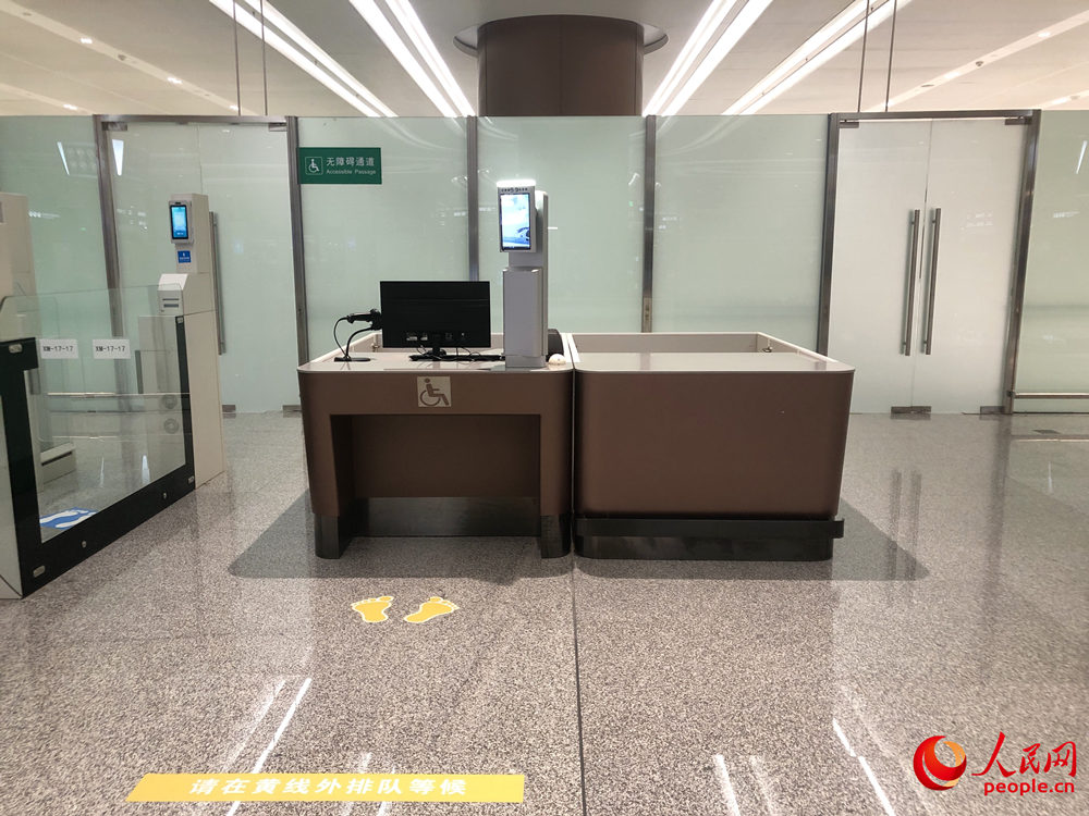 低位安检验证柜台、轮椅通道 人民网实习生贺鑫城 摄