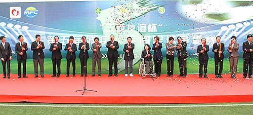 图为张海迪宣布年终总决赛开赛