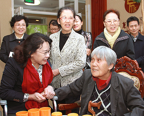 图为张海迪在劲松老年家园看望老人