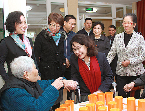 图为张海迪和老人亲切交谈
