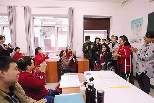 图为张海迪和十八里乡残疾人合唱团交谈