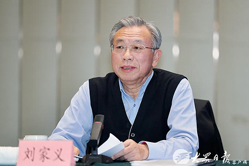 图为省委书记刘家义出席会议并讲话
