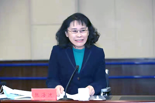 图为张海迪出席会议并讲话